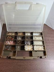 lot 3101 image: Crafting beads in organizer case