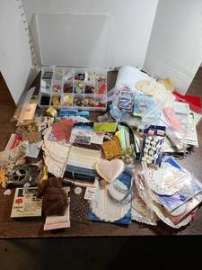 lot 3102 image: Crafting supplies