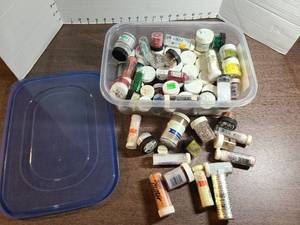 lot 3104 image: Glitter in storage container