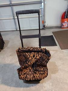 lot 3136 image: Rolling craft bag