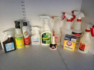 lot 3213 image: Cleaning products and spray bottles.