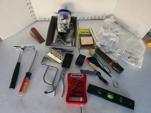 lot 3217 image: Battery tester, hammer, small level, screwdriver, flashlight,  more