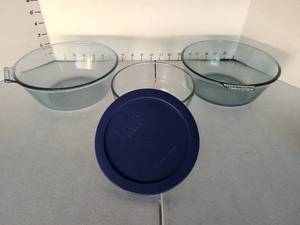 lot 3218 image: Pyrex bowls