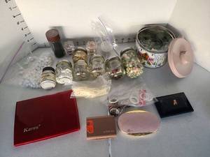 lot 3219 image: Crafting supplies and make-up used for crafting projects