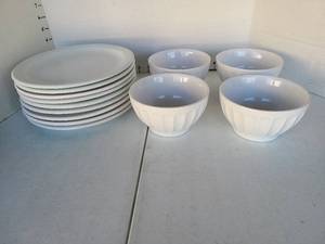 lot 3227 image: 9 plates, 4 bowls