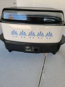 lot 3229 image: West Bend Slow Cooker 5 Setting Dial with Insert and Glass Lid