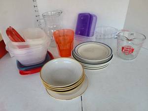 lot 3237 image: Mixed glass, stoneware and plastics kitchen lot