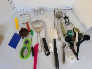 lot 3305 image: Kitchen gadgets