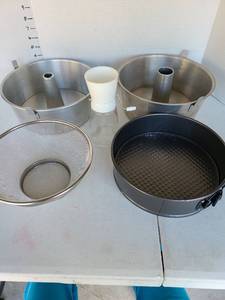 lot 3314 image: Springform pan, wire colander, nut chopper, 2 angel food cake pans