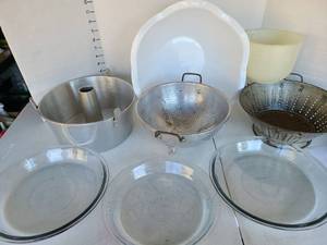 lot 3315 image: Pie pans, angel food cake pan, colenders, plastic bowls.