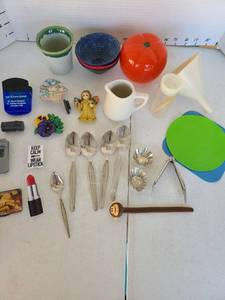 lot 3324 image: Grapefruit spoons, silicone muffinegg cups, refrigerator magnets, more