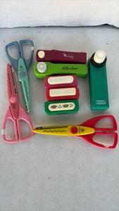 lot 3410 image: Crafting punches and fun scissors