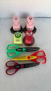 lot 3417 image: Crafting punches and fun scissors