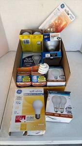 lot 3425 image: Assortment of light bulbs