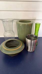 lot 3439 image: Vases and thermal cup