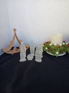lot 3548 image: Frosted Glass Nativity Figure Set 6 Pieces LED Candle Wreath