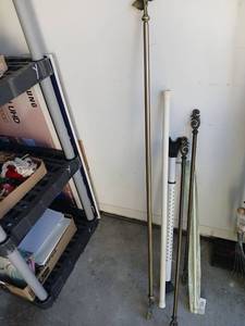 lot 3552 image: Curtain Rod Lot of 5 Mixed Pieces with Finials and hardware