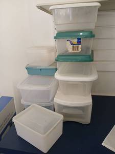 lot 3607 image: Lot of Assorted Plastic Storage Boxes and Drawer Unit, Rubbermaid Snaptoppers 4636