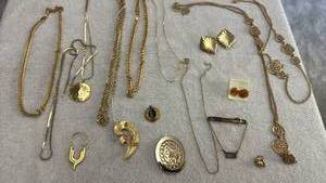lot 1961 image: Ladies jewelry