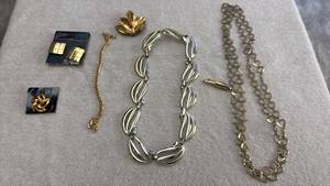 lot 1962 image: Ladies jewelry