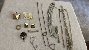 lot 1964 image: Ladies jewelry