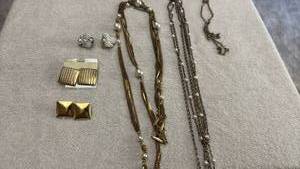 lot 1965 image: Ladies jewelry
