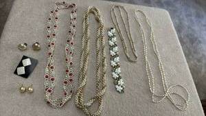 lot 1966 image: Ladies jewelry
