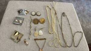 lot 1967 image: Ladies jewelry