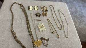 lot 1968 image: Ladies jewelry
