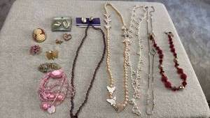 lot 1969 image: Ladies jewelry