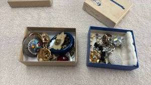 lot 1972 image: Mismatched earrings