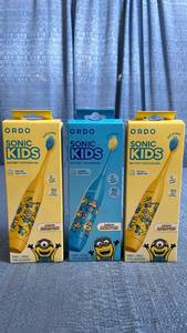 lot 3025 image: ORDO Sonic Kids Battery Toothbrush 2 Brush Heads Minions Lot of 3