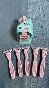 lot 3027 image: up&up 3 Blade Disposable Razors with Pivoting Head , 10 Count