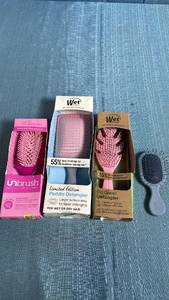 lot 3077 image: Wet Brush and Unbrush Detangling Hair Brush Lot of 4