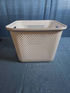 lot 8040 image: Small Basket with Side Handles