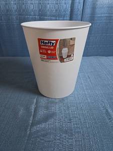 lot 8042 image: Hefty 2.4 Gal Swing Lid Trash Can