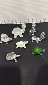 lot 1025 image: Glass miniature turtles