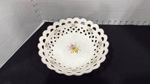 lot 1029 image: Pierced lattice porcelain pedestal bowl or compote