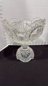 lot 1032 image: Lead crystal pedestal bowl 9 inches tall