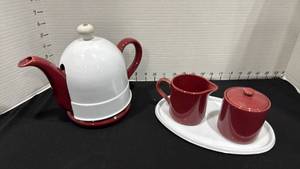 lot 1046 image: Tea pot with creamer and sugar bowl