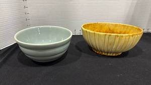 lot 1049 image: Haegar bowl and Bauer Pottery Ringware Beehive Nesting Mixing Bowl