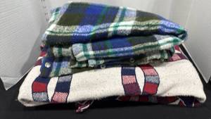 lot 1068 image: Throw blankets