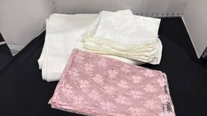 lot 1070 image: Tablecloth, napkins and table runner