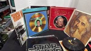 lot 1092 image: Albums including Elvis, Star Wars, Kenny Rogers and more with 45 records