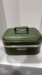 lot 1104 image: Cosmetic case 8x13x9
