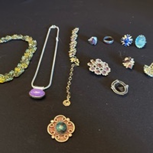 lot 1200 image: Womens jewelry including rings