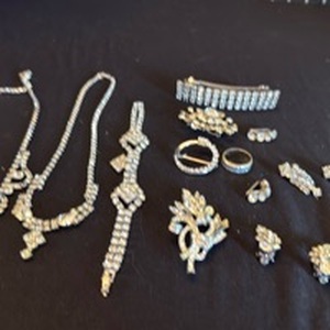 lot 1201 image: Womens jewelry including ring