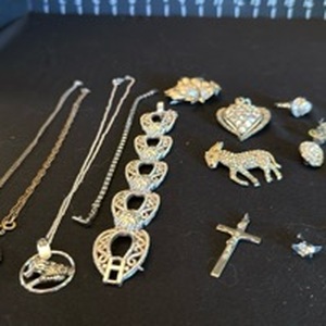 lot 1202 image: Womens jewelry including ring