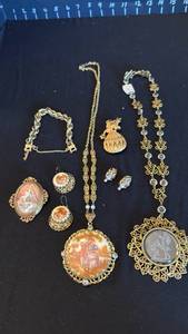 lot 1204 image: Womens jewelry