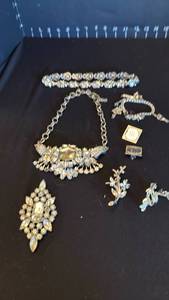 lot 1207 image: Womens jewelry